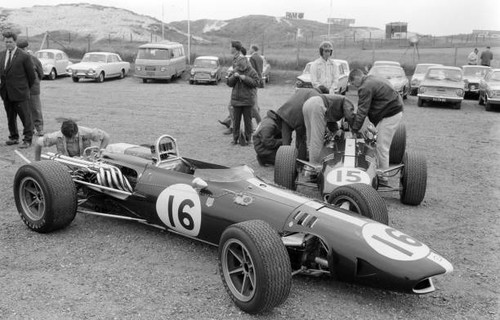 Dan gurney watches the - gurney,